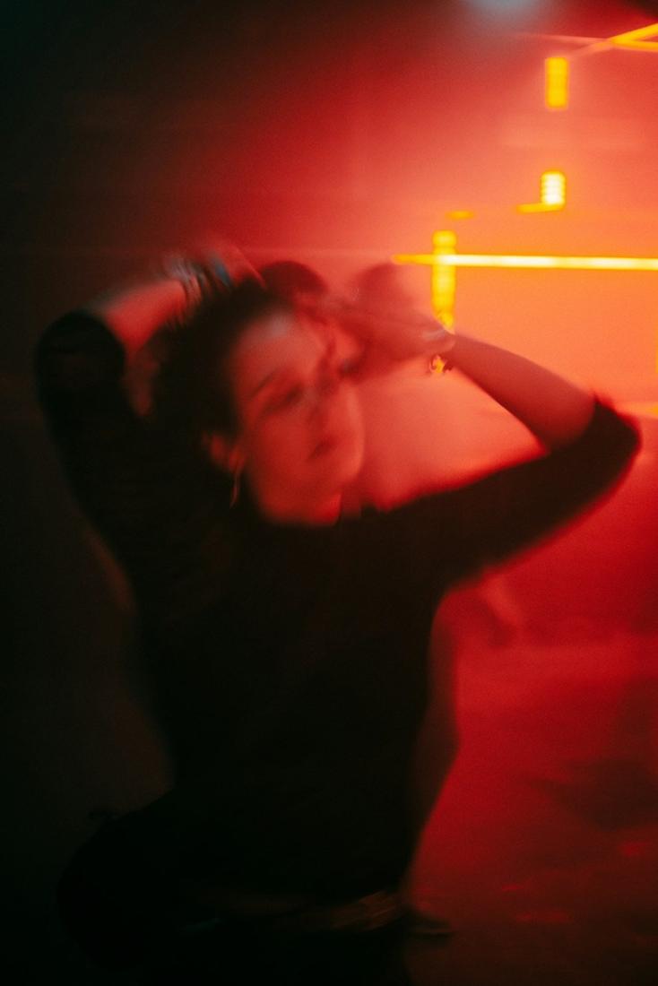 Danse sous une lumière rouge (photo provisoire)